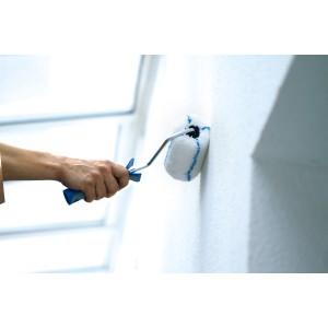 Hand streicht Wand mit LUX Vestan-Walze (18 cm). Farbwalze für strukturierte Untergründe.