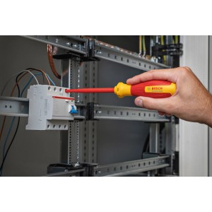 Bosch Professional VDE Schraubendreher im Einsatz an Sicherungskasten.