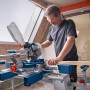 Bosch Professional Akku-Kapp- und Gehrungssäge GCM 18 V-216 D im Einsatz beim Holzzuschnitt.