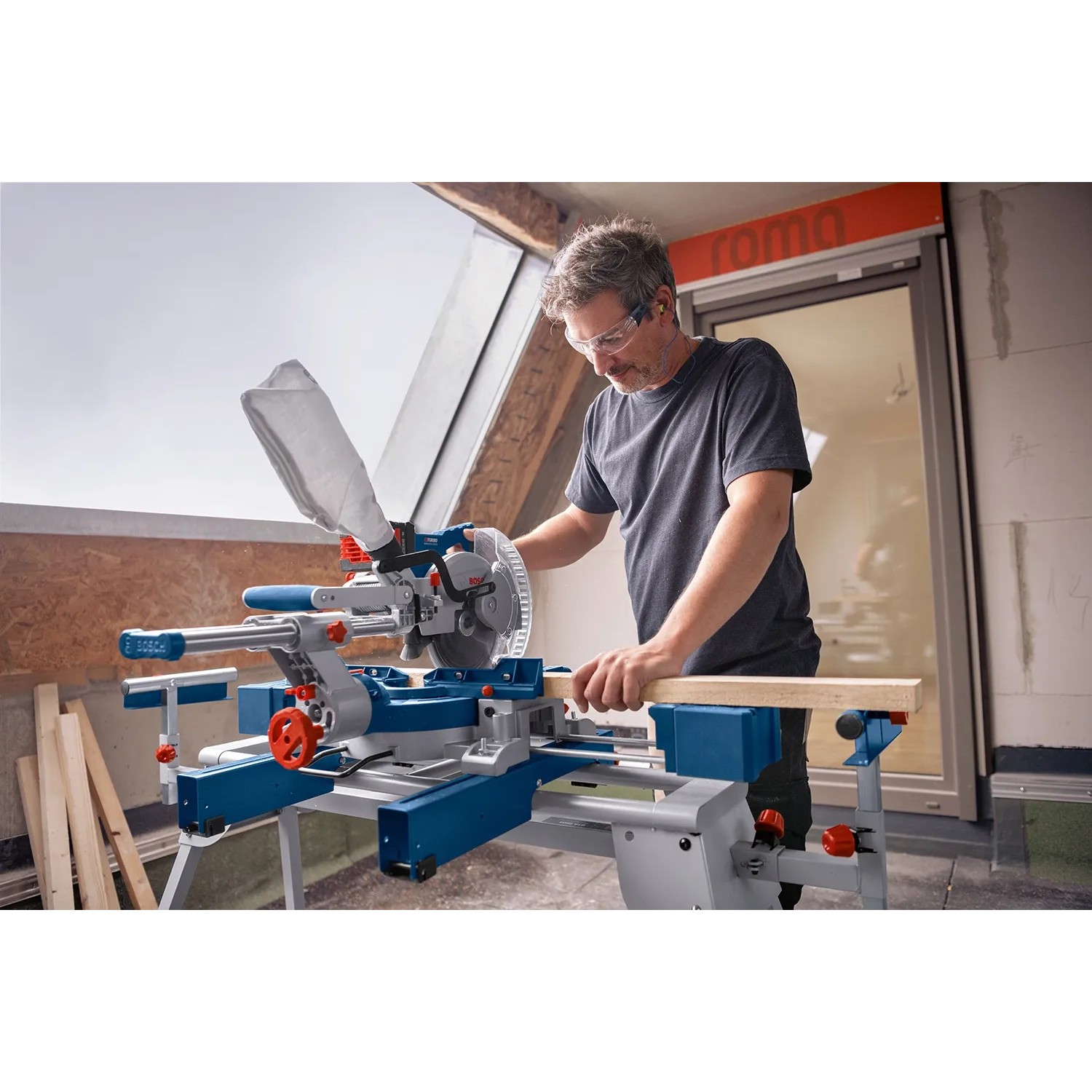 Bosch Professional Akku-Kapp- und Gehrungssäge GCM 18 V-216 D im Einsatz beim Holzzuschnitt.