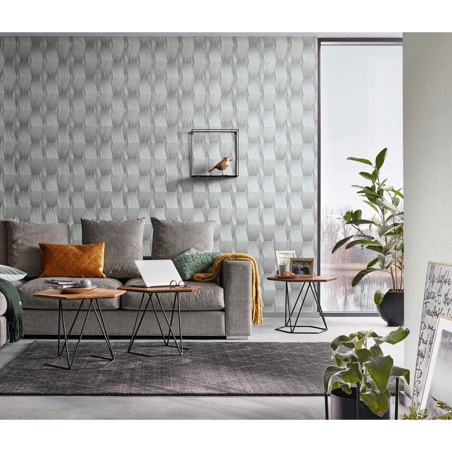 Wohnraum mit grauer Erismann Vliestapete Guido Maria Kretschmer Fashion for Walls mit Grafikmuster.