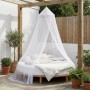 Weißes Moskitonetz über rundem Outdoor-Bett auf Terrasse. Ideal für Garten, Camping, Reise. Effektiver Insektenschutz.