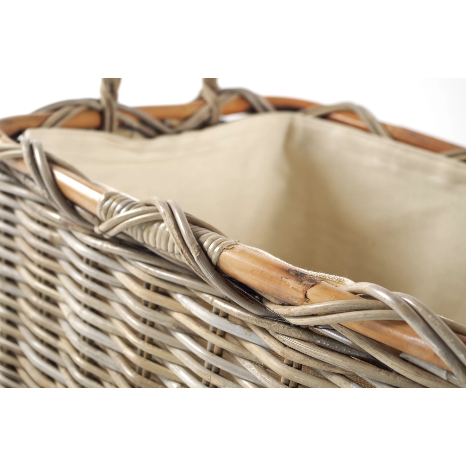 Rechteckiger Kaminholzkorb aus Rattan (Kubu grey) mit Leinenfutter und Griffen.