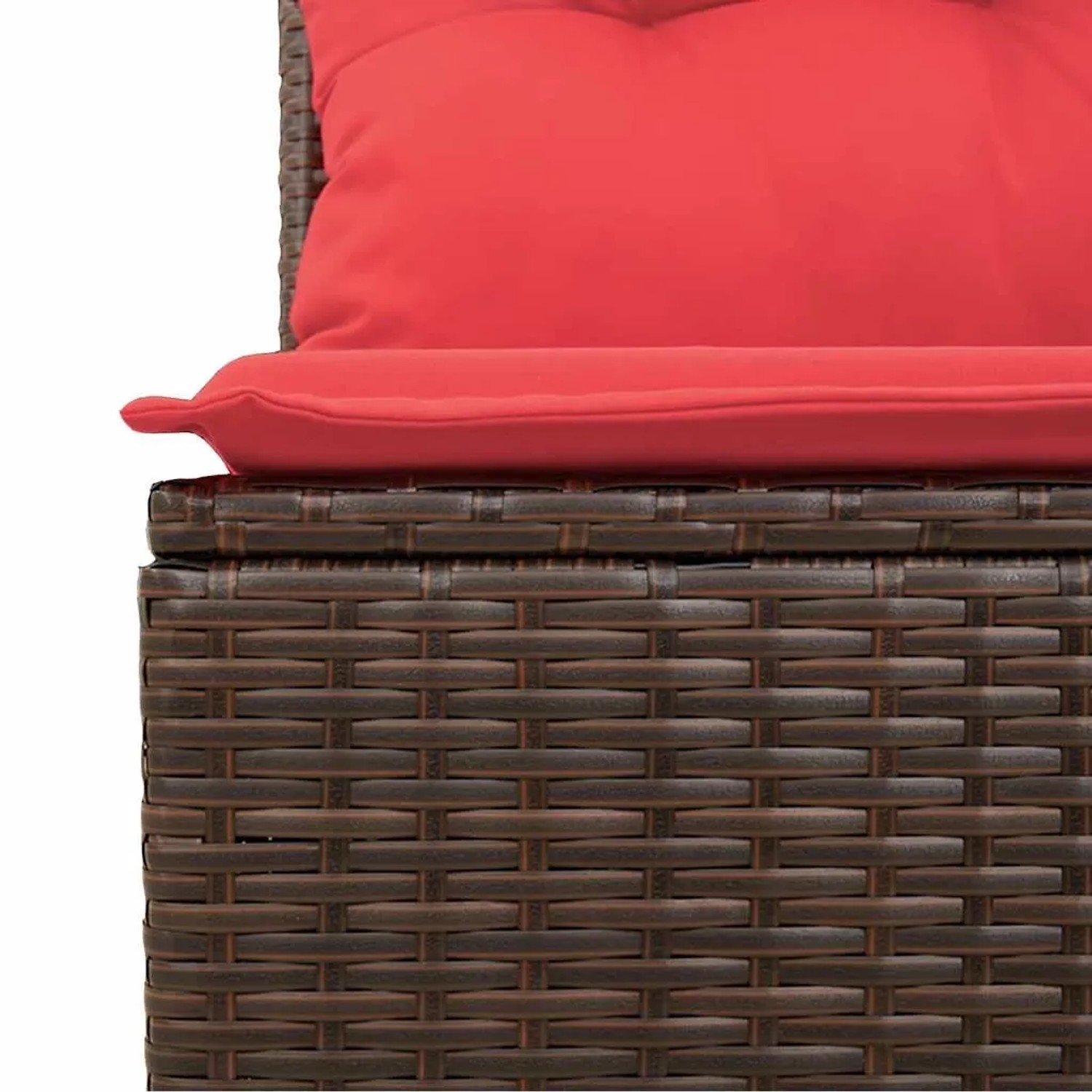 Detailaufnahme: Braune vidaXL Garten-Sofagarnitur aus Rattan mit rotem Kissen.