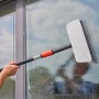 Gardena Cleansystem Fensterwischer mit Stiel und Mikrovlies im Einsatz zur Fensterreinigung.