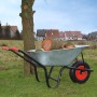 Gefüllte Garmio Schubkarre mit 85L, 160kg Tragkraft, Gummi-Luftreifen und verzinkter Wanne im Garten.