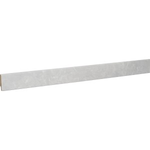 Weiße Sockelleiste in Granit-Optik, 240 cm lang, mit Kabelkanal.