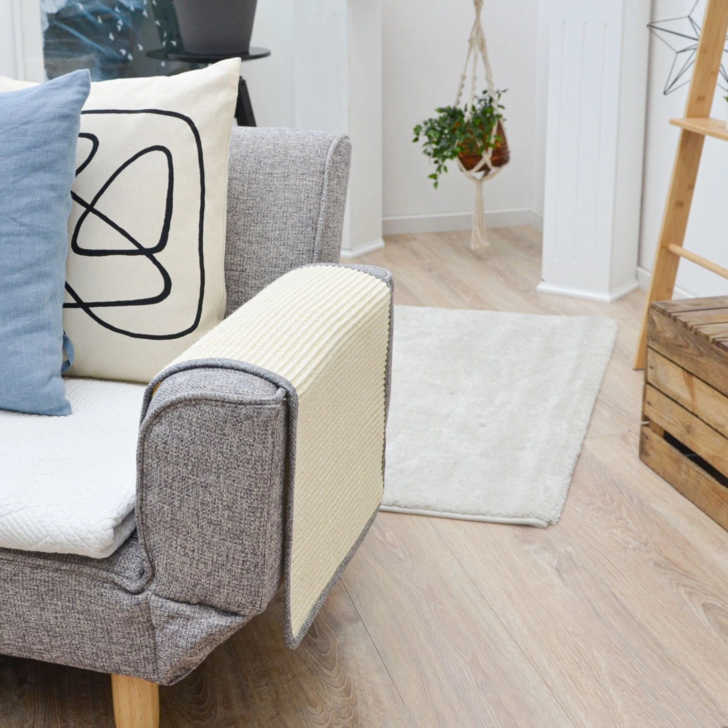 eyepower Sisal Kratzschutz (130x44cm) am Sofa befestigt. Ideal für Katzen.