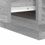 Grauer Nachttisch aus Holzwerkstoff, Detail der Holzmaserung und Schubladenführung.