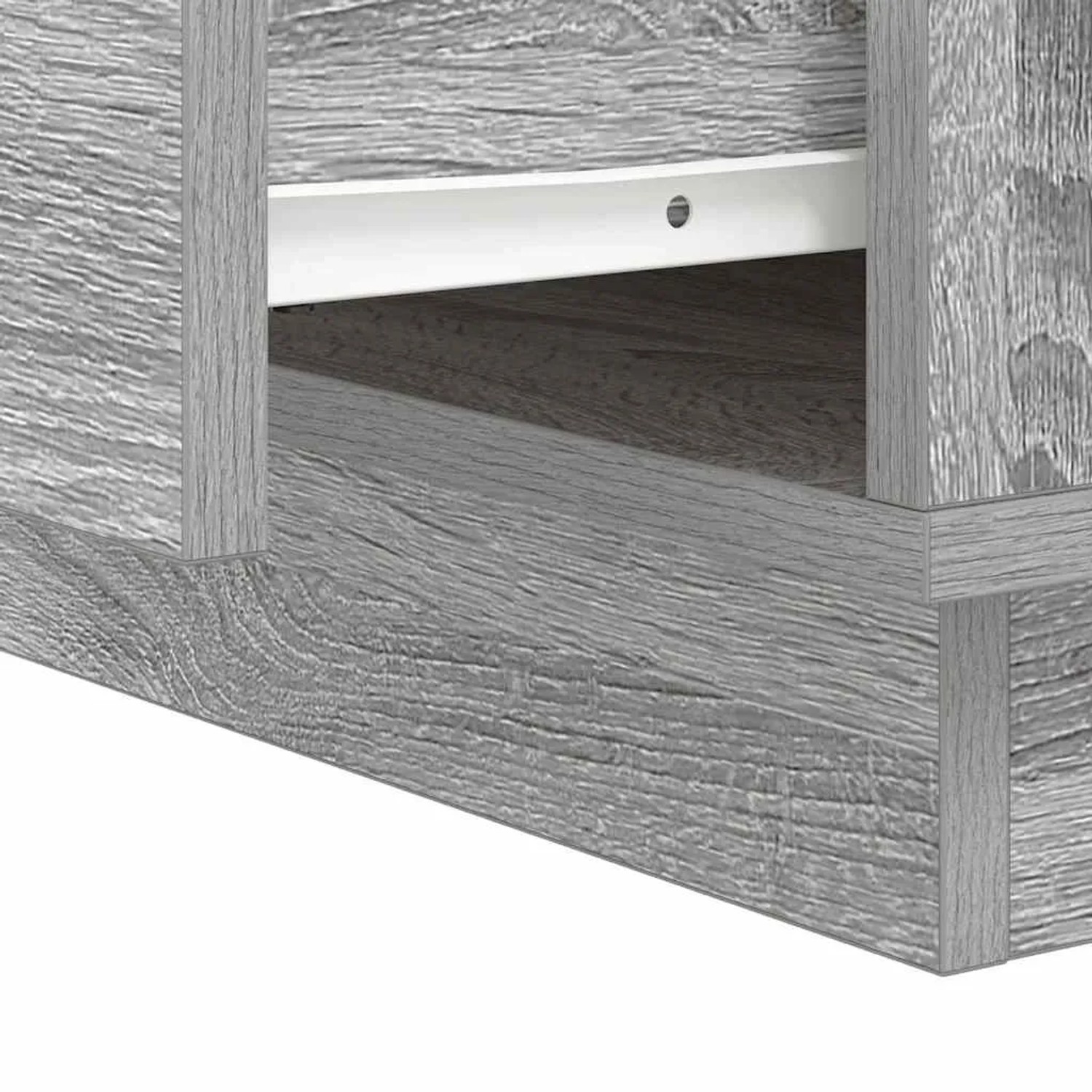 Grauer Nachttisch aus Holzwerkstoff, Detail der Holzmaserung und Schubladenführung.