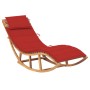Schaukelliege aus Teakholz mit roter Auflage. Sonnenliege für Garten, Terrasse oder Balkon.