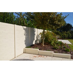 Betonzaun mit Beckers Acrylfarbe in Perlweiß gestrichen, Kategorie Sichtschutzzaun.