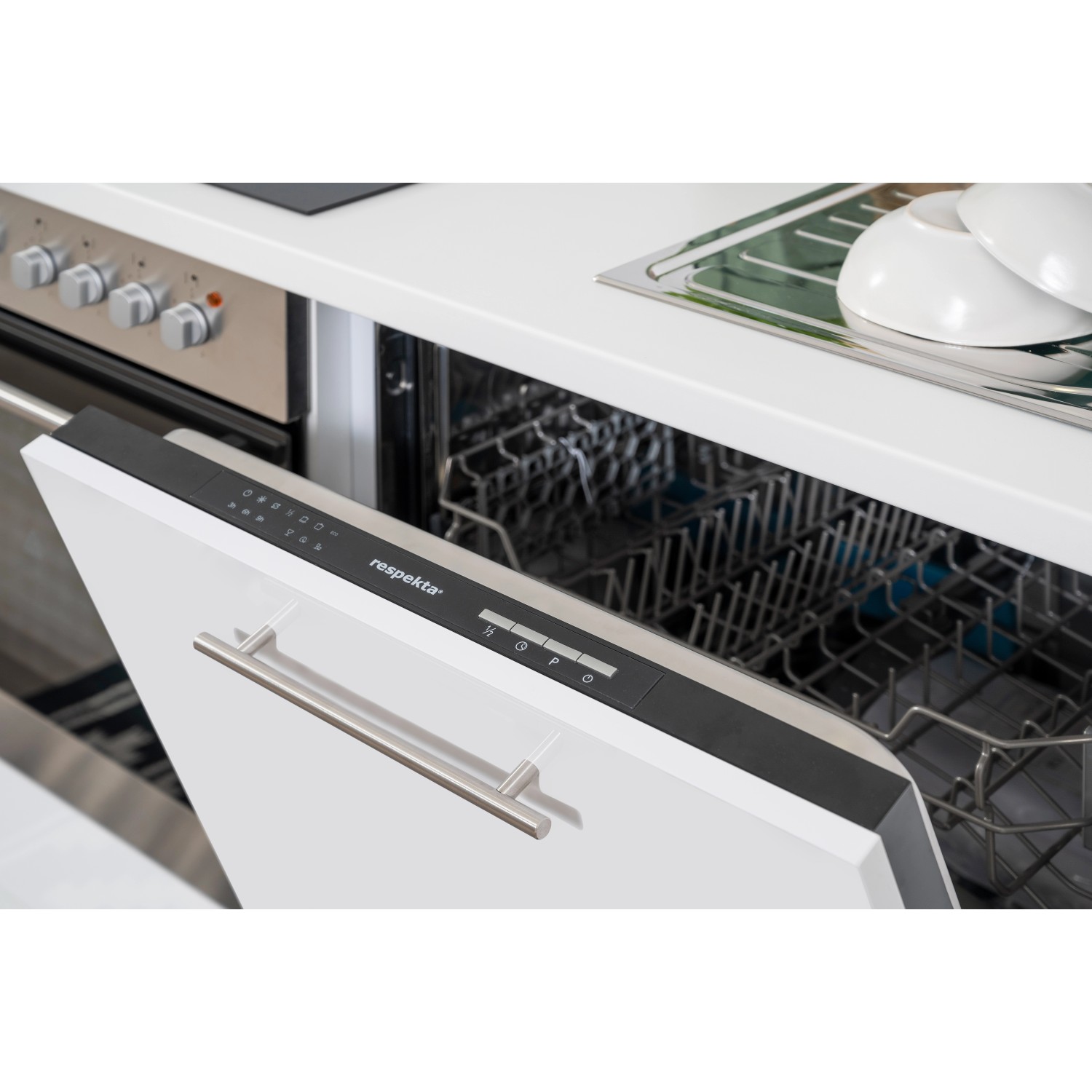 Geöffnete Geschirrspülmaschine in weißer Hochglanz Respekta Küchenzeile.
