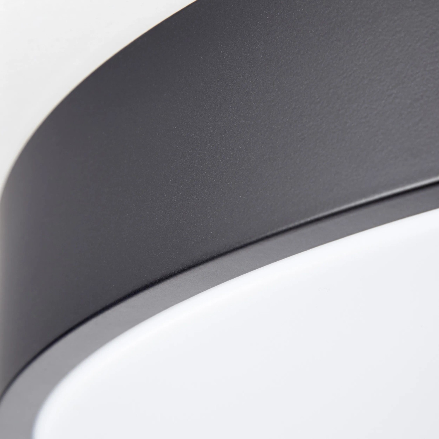 Detailaufnahme: Runde, dimmbare LED-Deckenleuchte Slimline in Schwarz und Weiß.