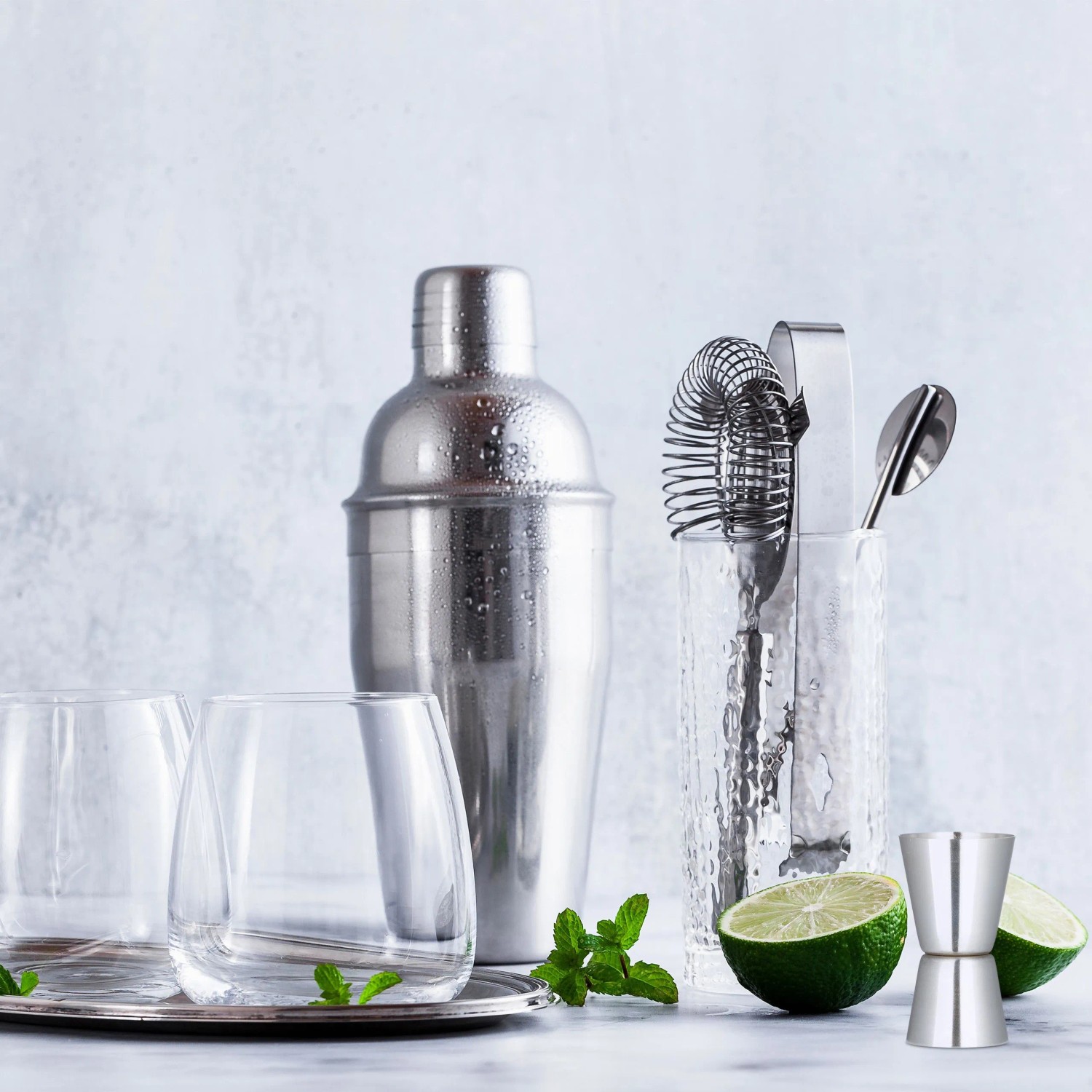 Glänzendes 5-teiliges Edelstahl Cocktailset mit Shaker, Messbecher, Löffel, Sieb, Eiszange für Cocktails.
