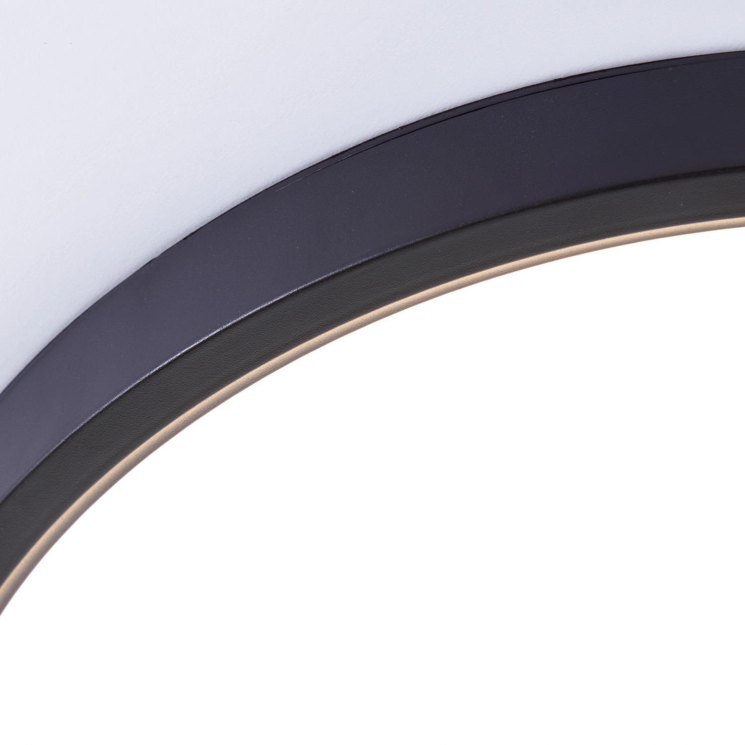 Detailaufnahme der runden, smarten LED-Deckenleuchte Lotti in Schwarz/Weiß.