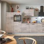 pino Küchenzeile 320 cm in Beton Perlgrau mit Geräten und zwei Geräteschränken.