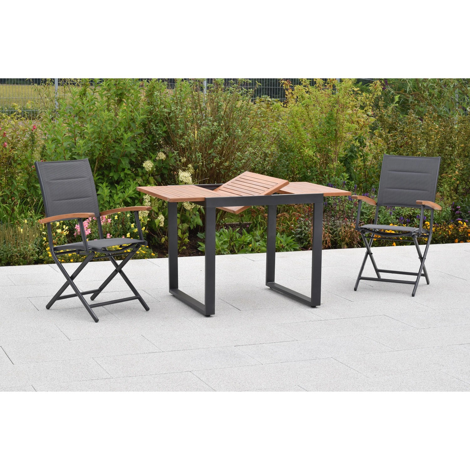 Merxx Paxos Gartenmöbel-Set: Klappsessel und Ausziehtisch aus Akazie, ideal für Balkon und Terrasse.