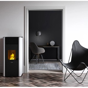 Freepoint Pelletofen Tesis, Stahl weiß, 22,8 kW, wasserführend im modernen Wohnraum.