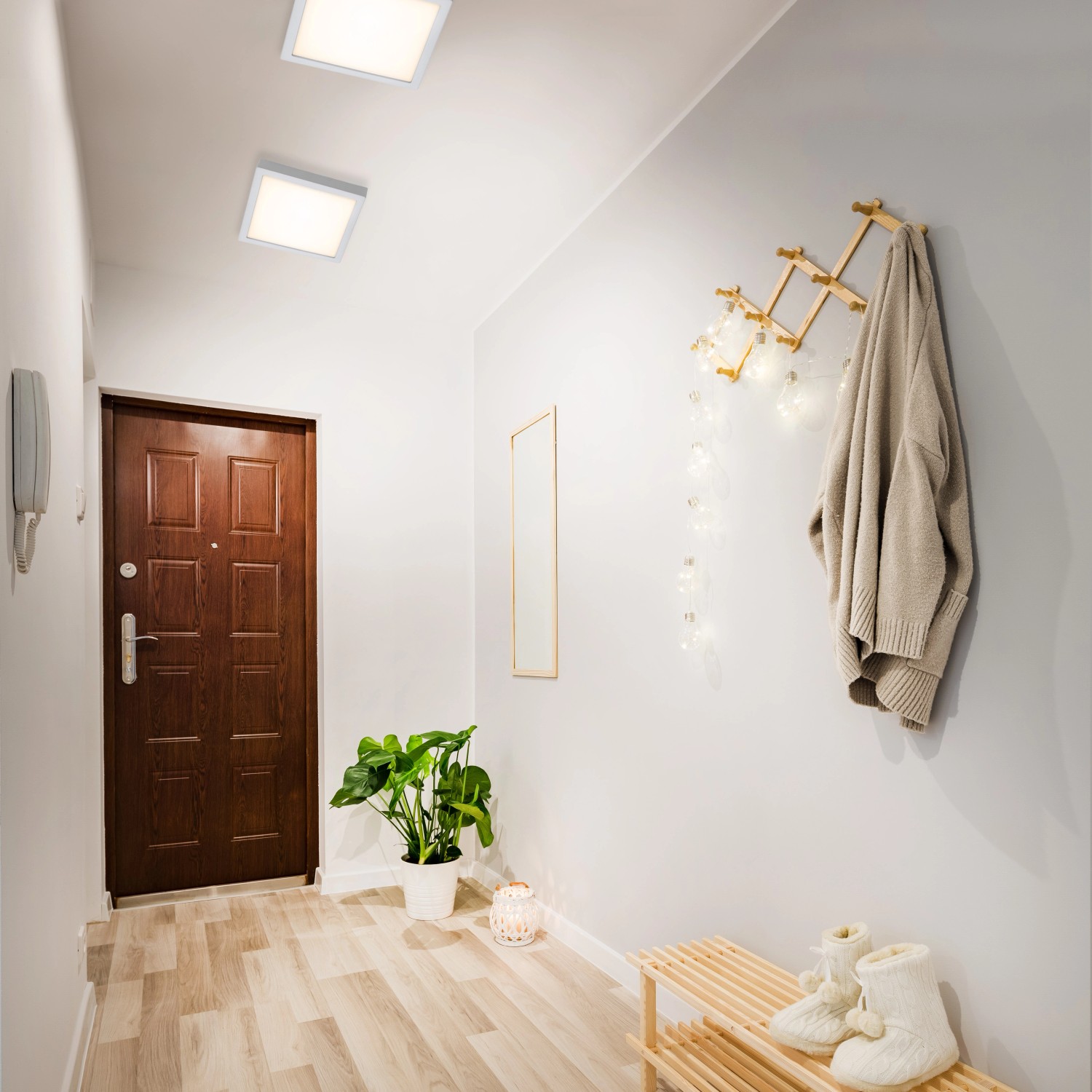 Briloner LED Deckenleuchte, quadratisch, chrom matt, 30x30 cm, warmweißes Licht im Flur.