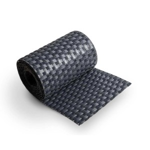 Anthrazitfarbener Rattan Sichtschutzstreifen (2,55m) für Doppelstabmattenzaun, aufgerollt.