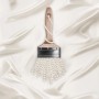 Pinsel mit Perlen auf schimmerndem Stoff für Schöner Wohnen Trendfarbe Pearl.