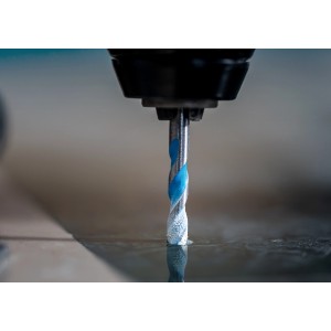 Bosch Expert Multi Construction Bohrer CYL-9 in Aktion, Universalbohrer mit blauen Spiralen.