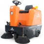 Orange-schwarze Daewoo Aufsitz Kehrmaschine mit Lenkrad, Sitz, 700W Motor und zwei Seitenbürsten. Ideal für große Flächen.