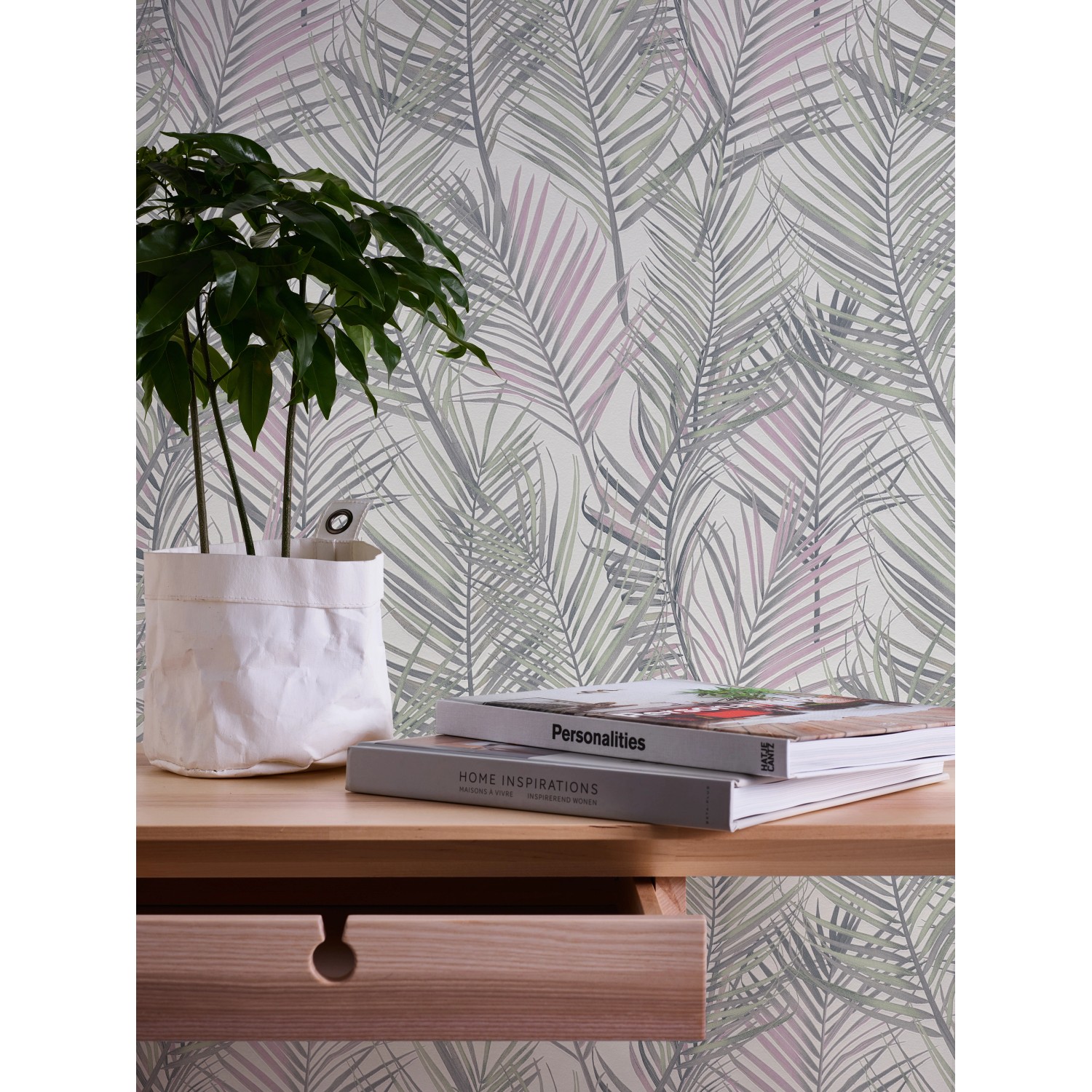 A.S. Création Vliestapete Dschungel Grau Grün mit Palmenmuster im Raum.