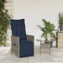 Verstellbarer vidaXL Gartensessel aus grauem Poly Rattan mit marineblauen Kissen auf Terrasse.