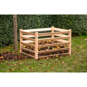 Westmann Komposter aus Lärchenholz, 130x100x80 cm, gefüllt mit Laub im Garten.
