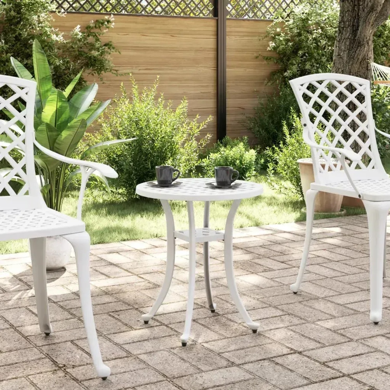 Weißer vidaXL Gartentisch aus Aluminiumguss, Ø48x53 cm, mit zwei Tassen auf der Tischplatte.