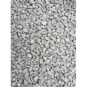 Nahaufnahme von Scherf Marmorsplitt Donau-Blau (4-8 mm) im PE-Sack, Zierkies für Garten und Landschaft.