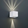 Weiße, moderne Trio LED Außenwandleuchte Cordoba mit Lichteffekt an grauer Wand.