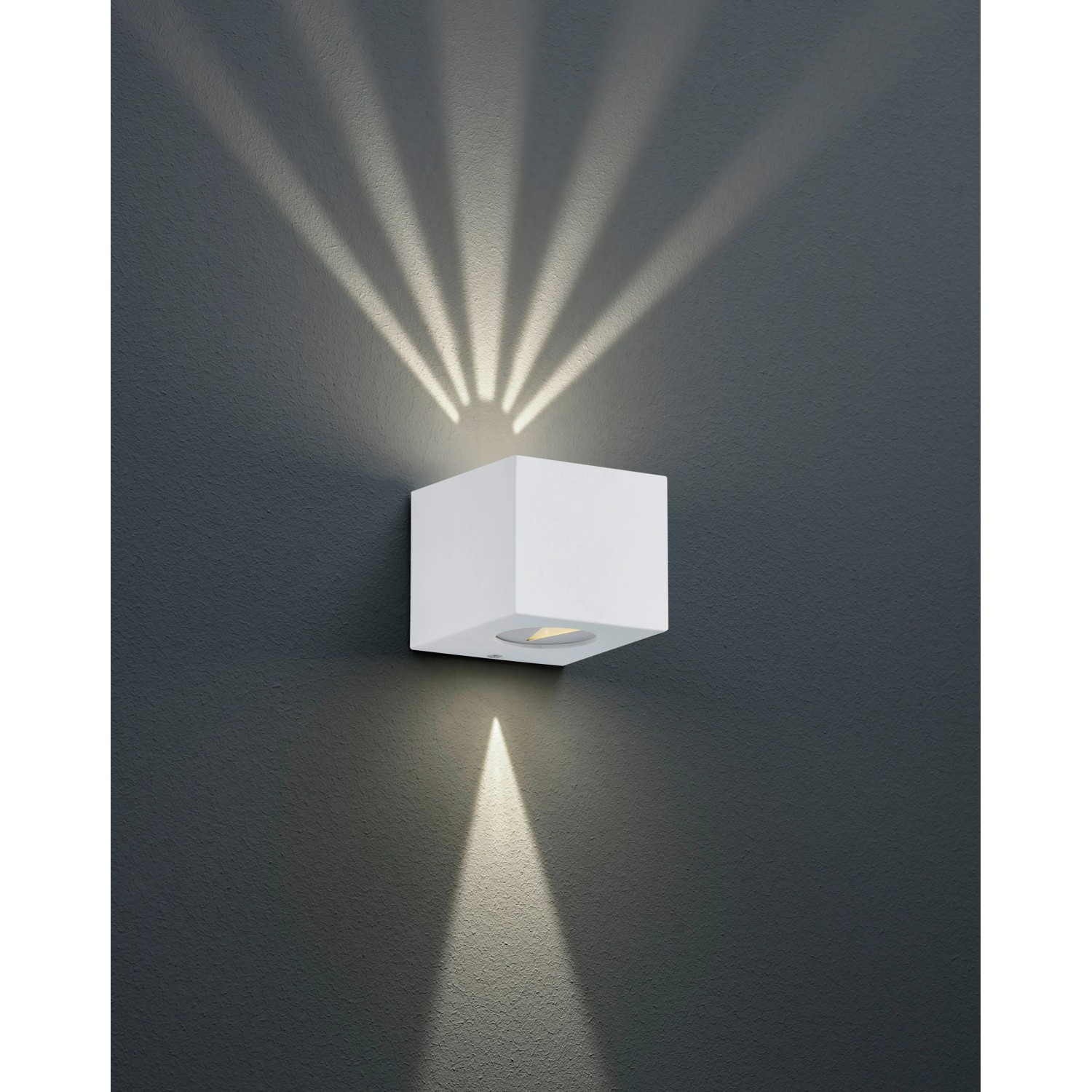 Weiße, moderne Trio LED Außenwandleuchte Cordoba mit Lichteffekt an grauer Wand.