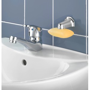 Wenko Magnet-Seifenhalter Chrom mit gelber Seife am Waschbecken befestigt.