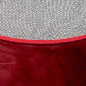 Detailaufnahme: Roter, runder Pergamon Luxus Fellteppich Plush (120x120cm).