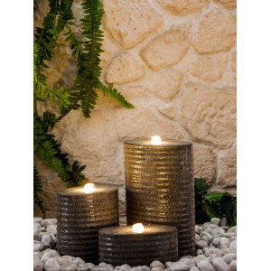 Heissner Gartenbrunnen-Set Chicago LED aus Poly-Terrazzo mit drei Säulen und LED-Beleuchtung.