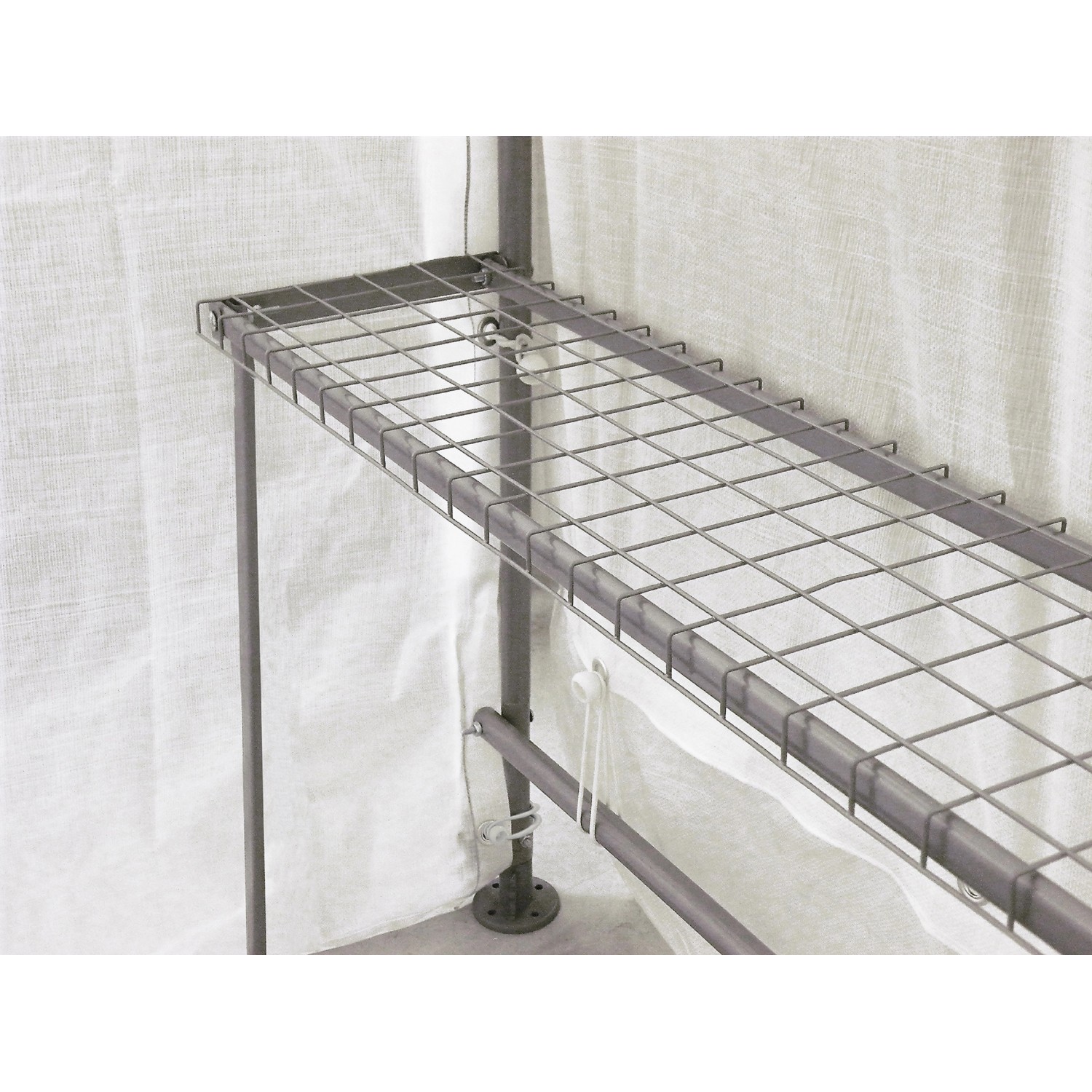 Detailaufnahme: Regal im ShelterLogic Foliengewächshaus, Stahlgestell mit Ablagefläche.