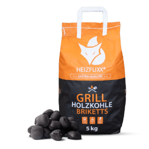 Heizfuxx 5kg Grillbriketts in orange-schwarzem Sack, daneben Holzkohlebriketts. Für langanhaltende Glut beim Grillen.