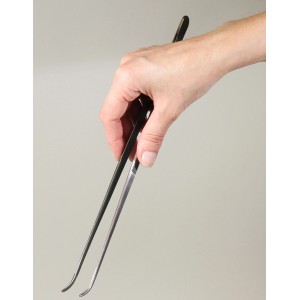 JBL ProScape Tool P 30 gebogene Pinzette für Aquariumpflanzen in Hand.