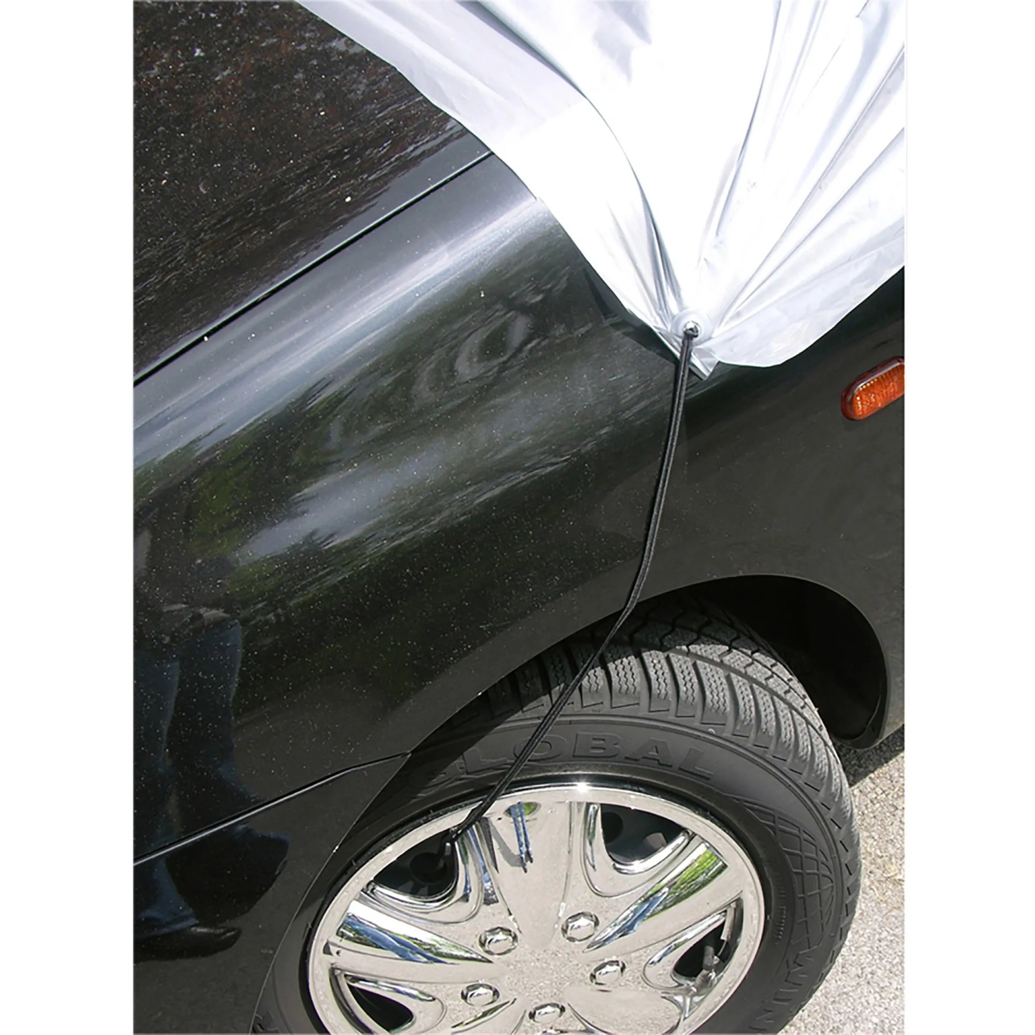 Eufab Halbgarage Gr. S in Silber mit Gummizug am Auto befestigt.