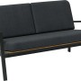 Lounge-Set Olary: 2-Sitzer Sofa mit Akazienholz und dunklen Kissen.