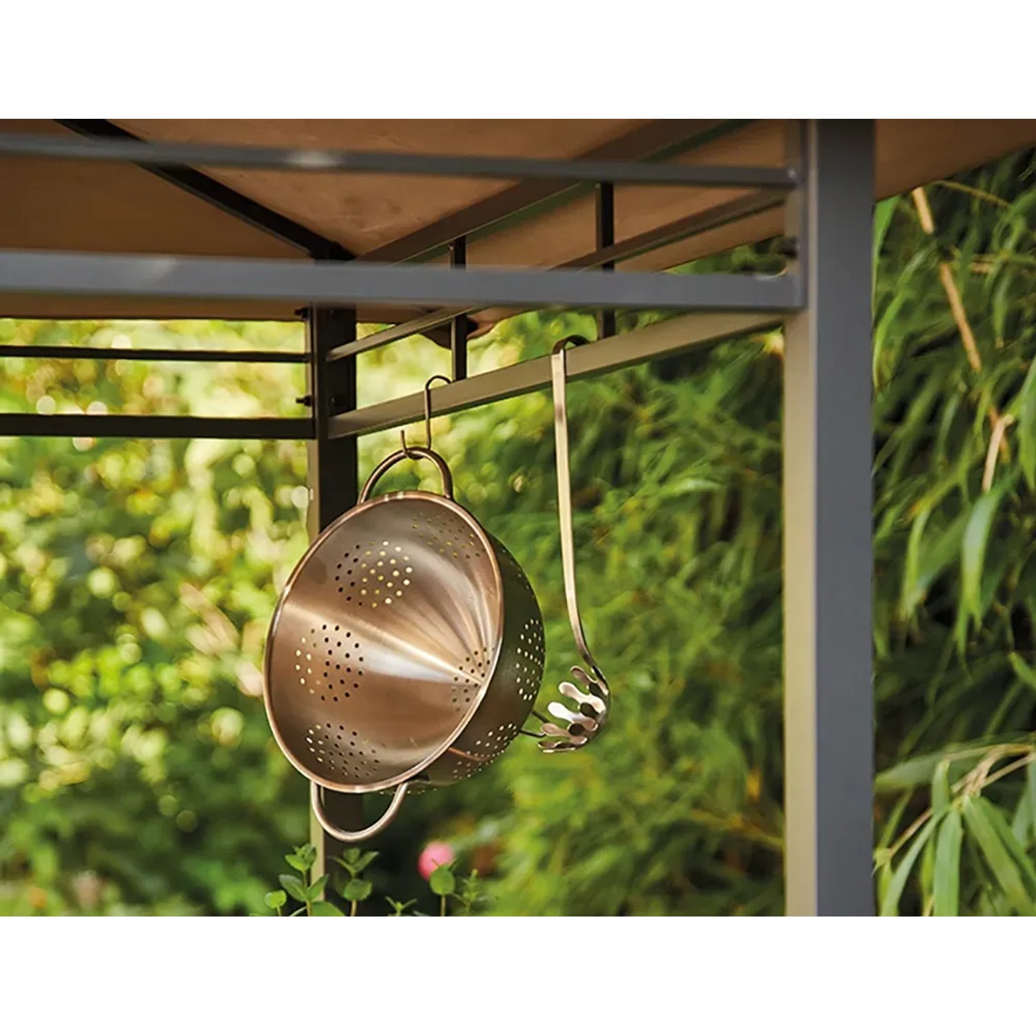 Detailaufnahme: Grillpavillon Siena Garden BBQ mit Hängevorrichtung für Grillbesteck.