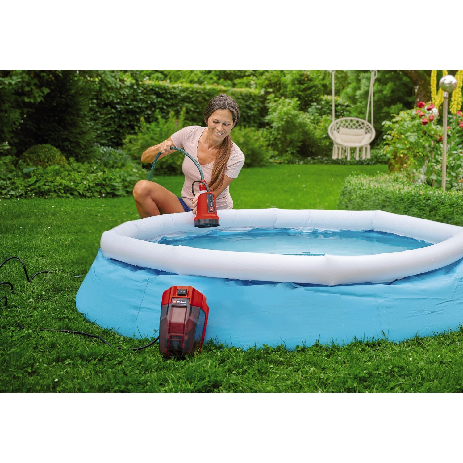 Einhell Akku-Klarwasserpumpe GE-SP 18 LL Li beim Abpumpen eines Pools im Garten.