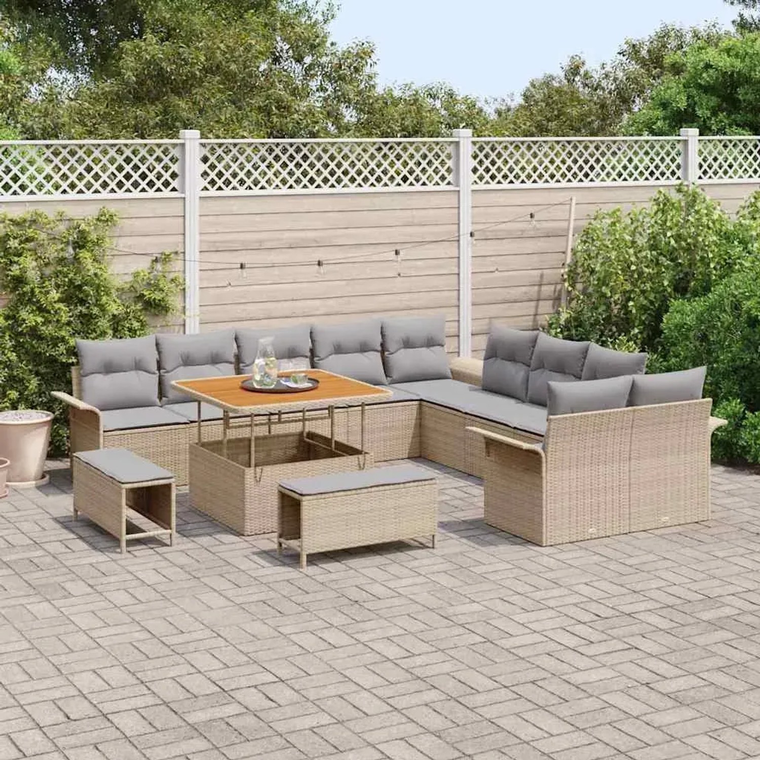 Beiges 13-teiliges vidaXL Garten-Sofa-Set aus Poly Rattan mit Tisch und Hockern.