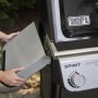Weber Gasgrill E-325 GBS Spirit 2025 Schwarz mit geöffnetem Seitentisch.