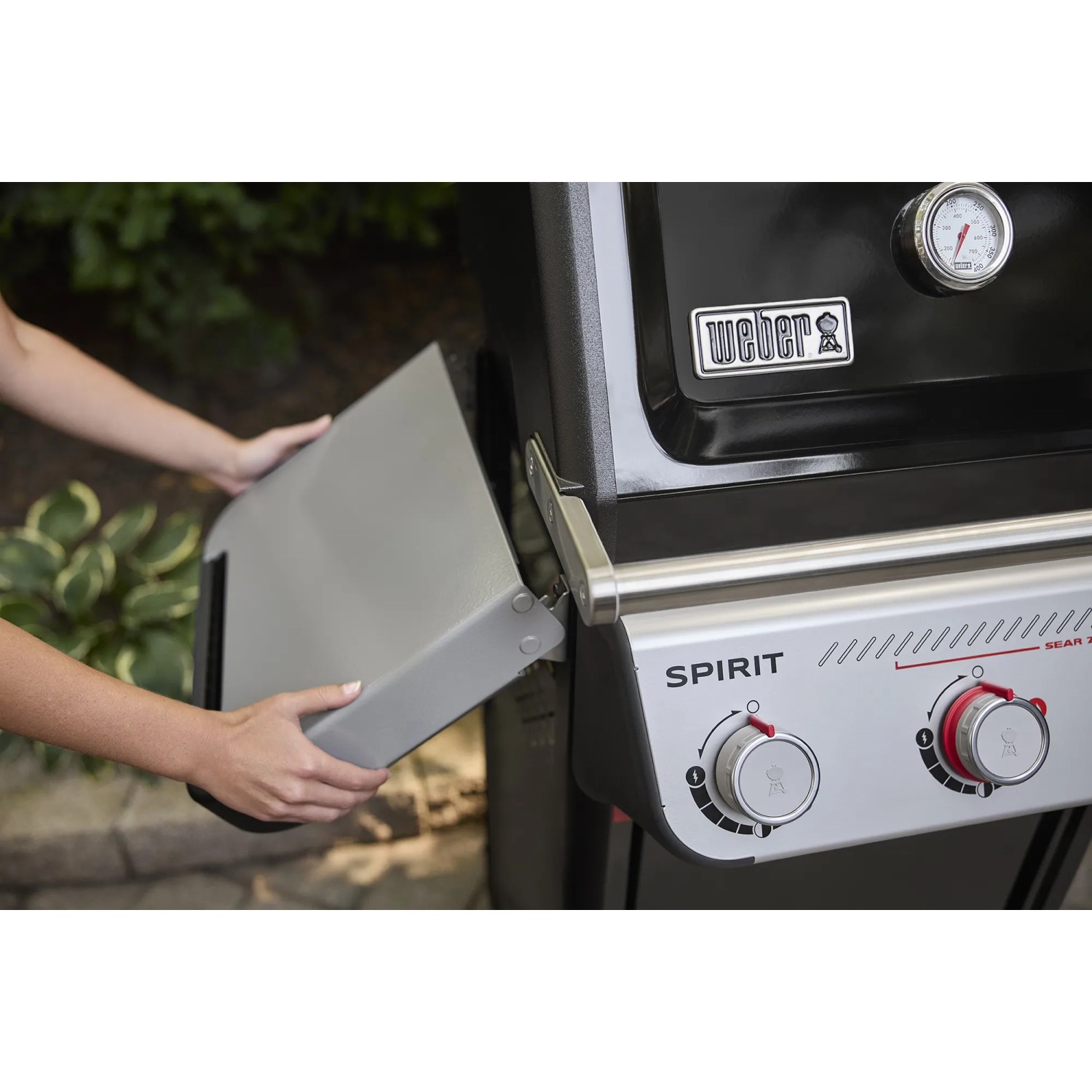 Weber Gasgrill E-325 GBS Spirit 2025 Schwarz mit geöffnetem Seitentisch.