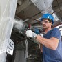 Bosch Professional GBH 2-28 F Bohrhammer in Aktion, bohrt in Wand, Staubentwicklung.