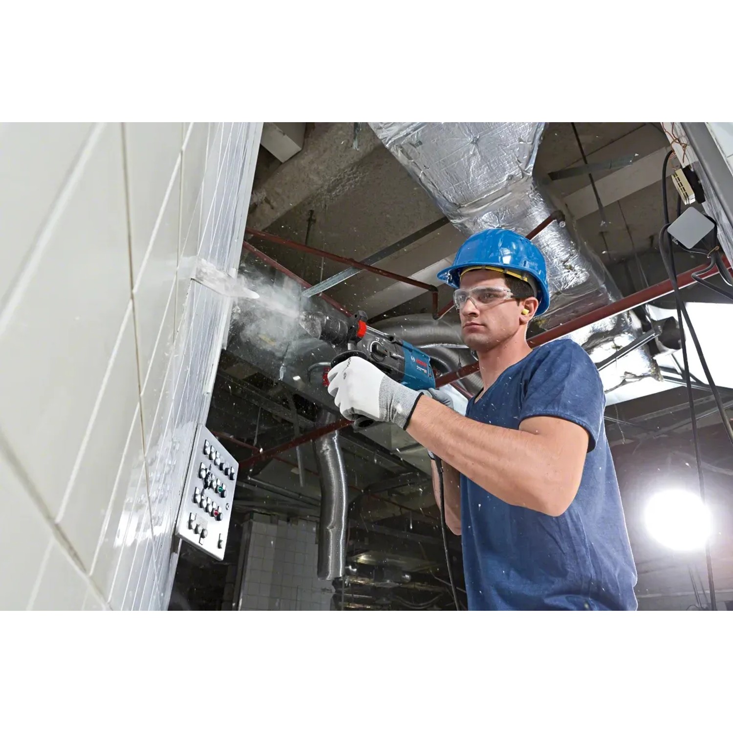 Bosch Professional GBH 2-28 F Bohrhammer in Aktion, bohrt in Wand, Staubentwicklung.